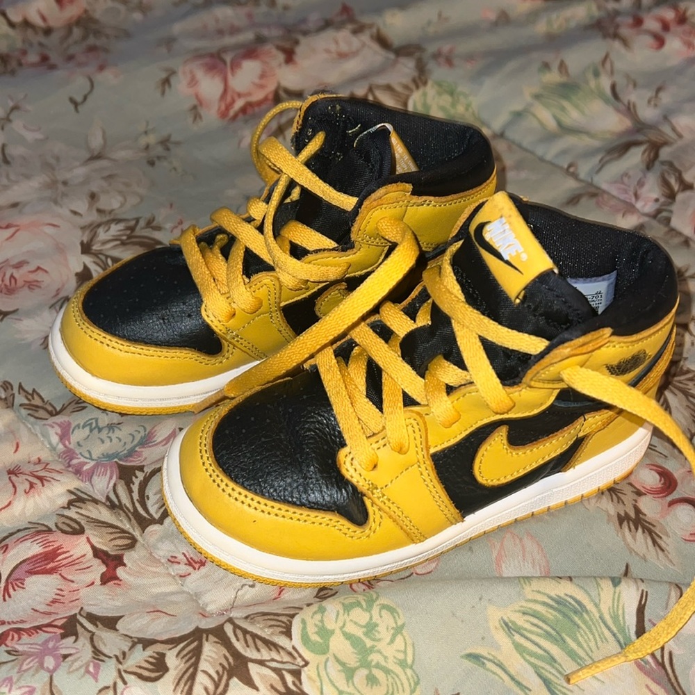 Used kids Jordan 1s OG Pollen. No insole included, no box included!